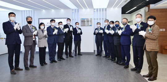 김복철(왼쪽 여덟번째) 국가과학기술연구회 이사장과 윤석진(왼쪽 일곱번째) KIST 원장 등 주요 인사들이 8일 서울 KIST 본원에서 열린 '전자파솔루션 융합연구단' 현판식을 갖고 기념촬영을 하고 있다.  KIST 제공